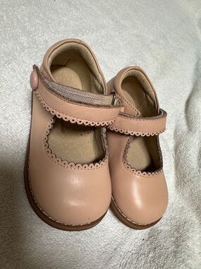 Classic Girls' Mary Jane Dress Shoes in Blush Pink
